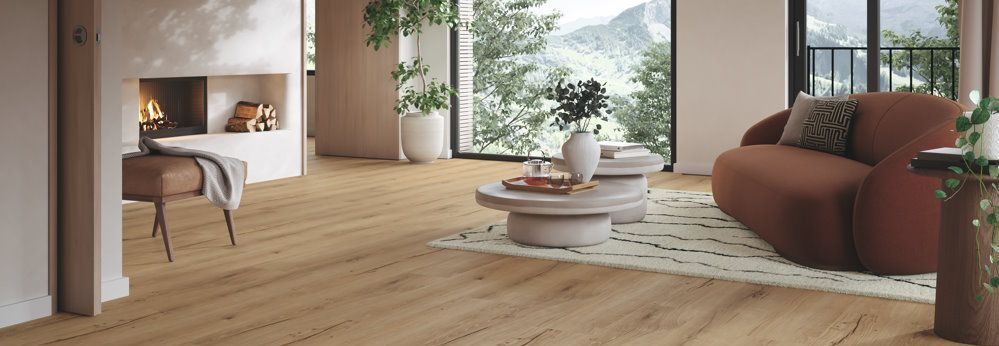 Helles Wohnzimmer mit Bergblick